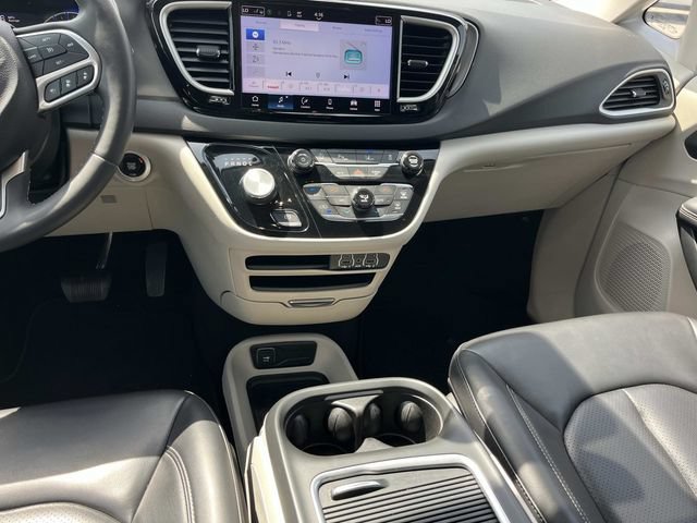 Used 2023 Chrysler Pacifica Touring-L FWD image 16