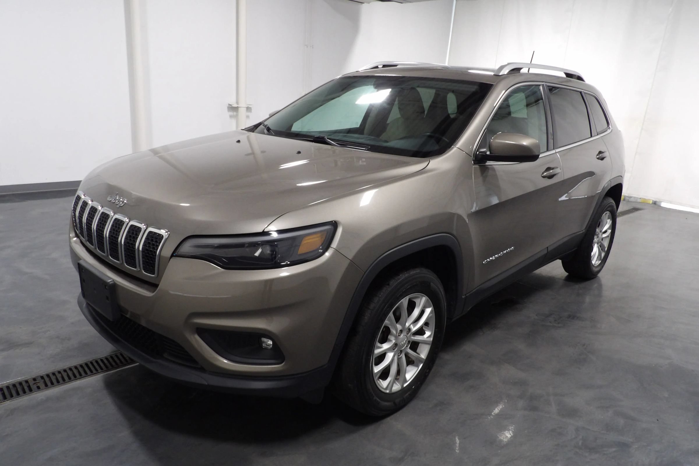 Used 2019 Jeep Cherokee Latitude w/ Cold Weather Group AWD/4WD image 3