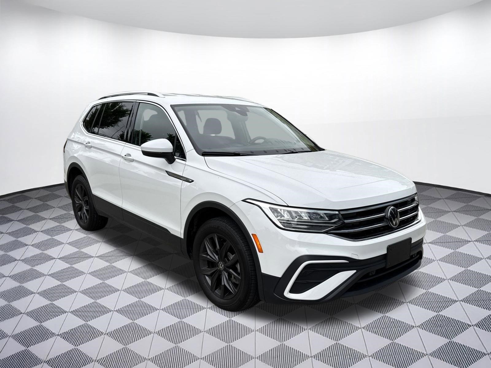 Used 2024 Volkswagen Tiguan SE AWD/4WD image 6
