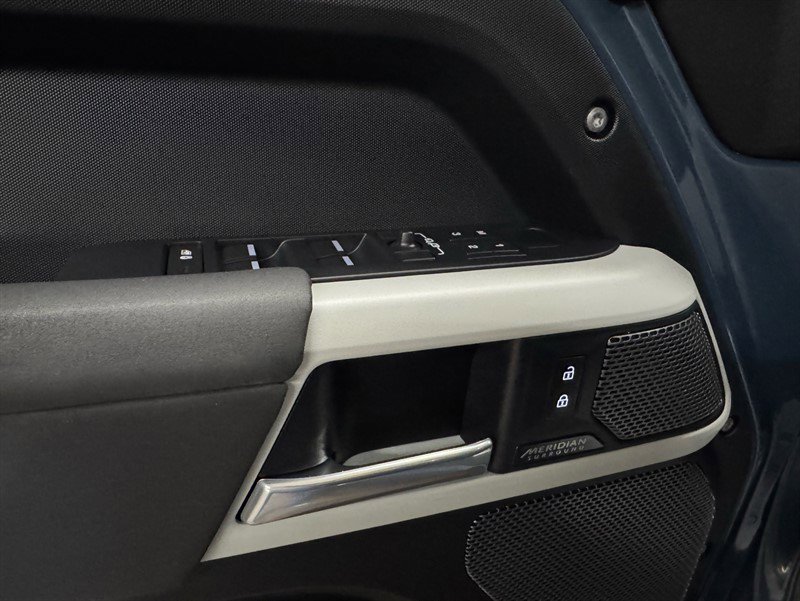 Used 2023 Land Rover Defender 110 SE image 12