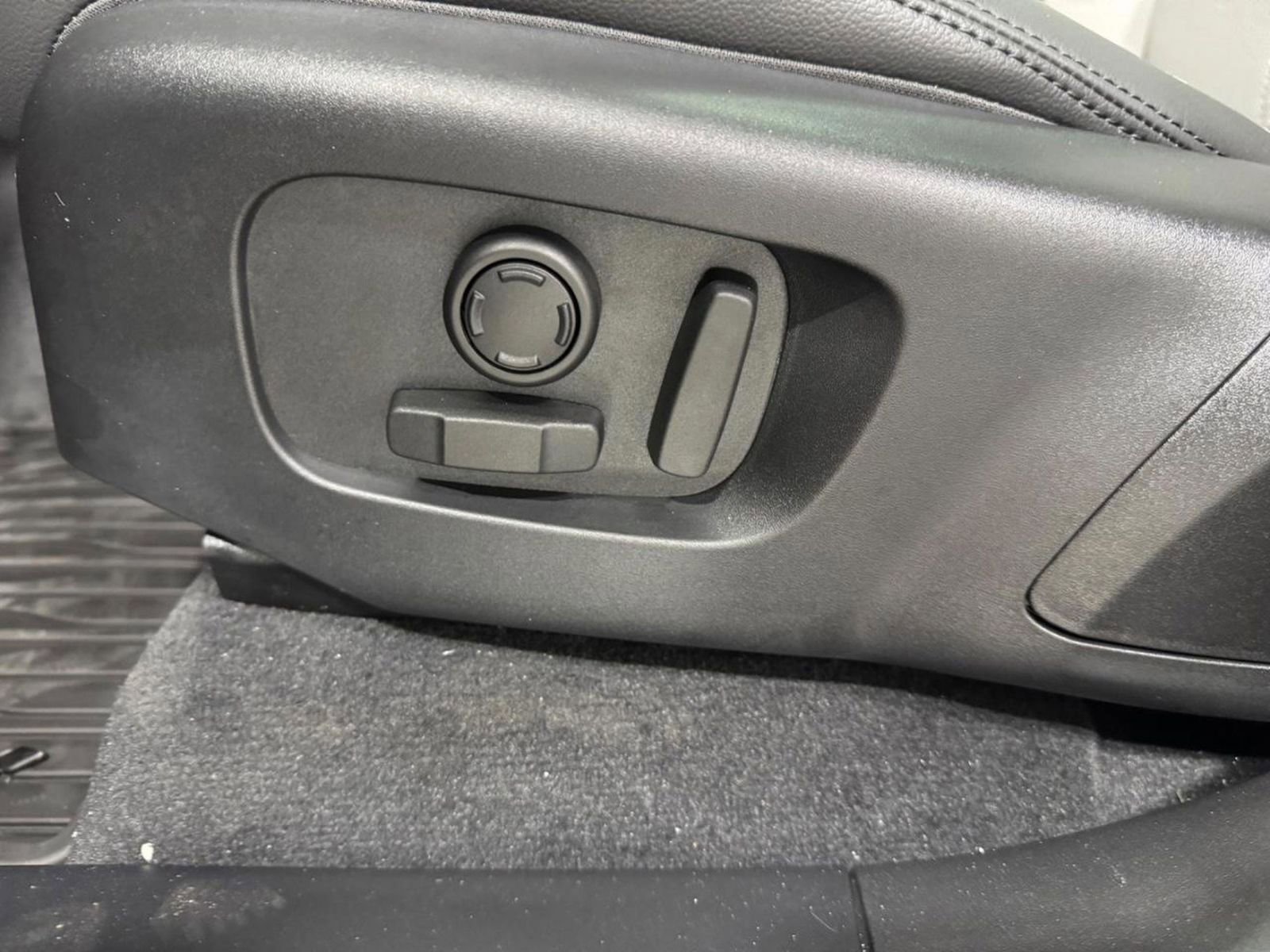 New 2026 Land Rover Range Rover Velar Dynamic SE image 24