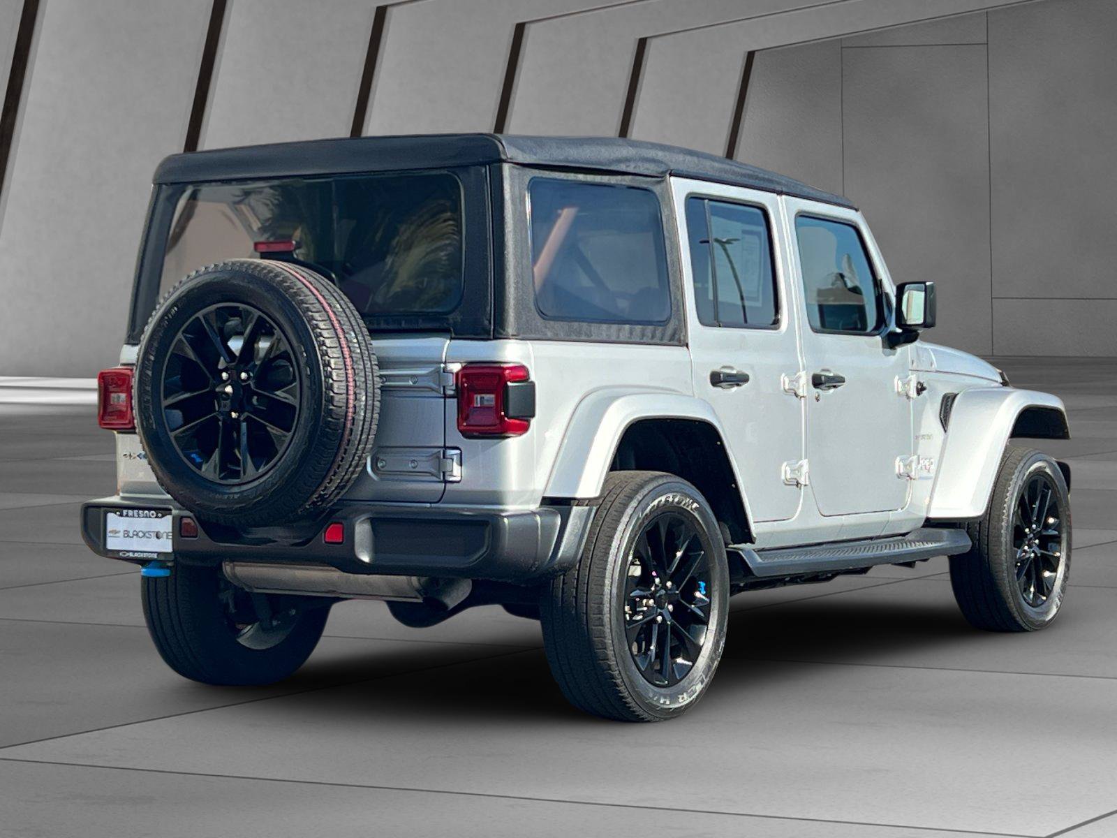 Used 2023 Jeep Wrangler Unlimited Sahara AWD/4WD image 4