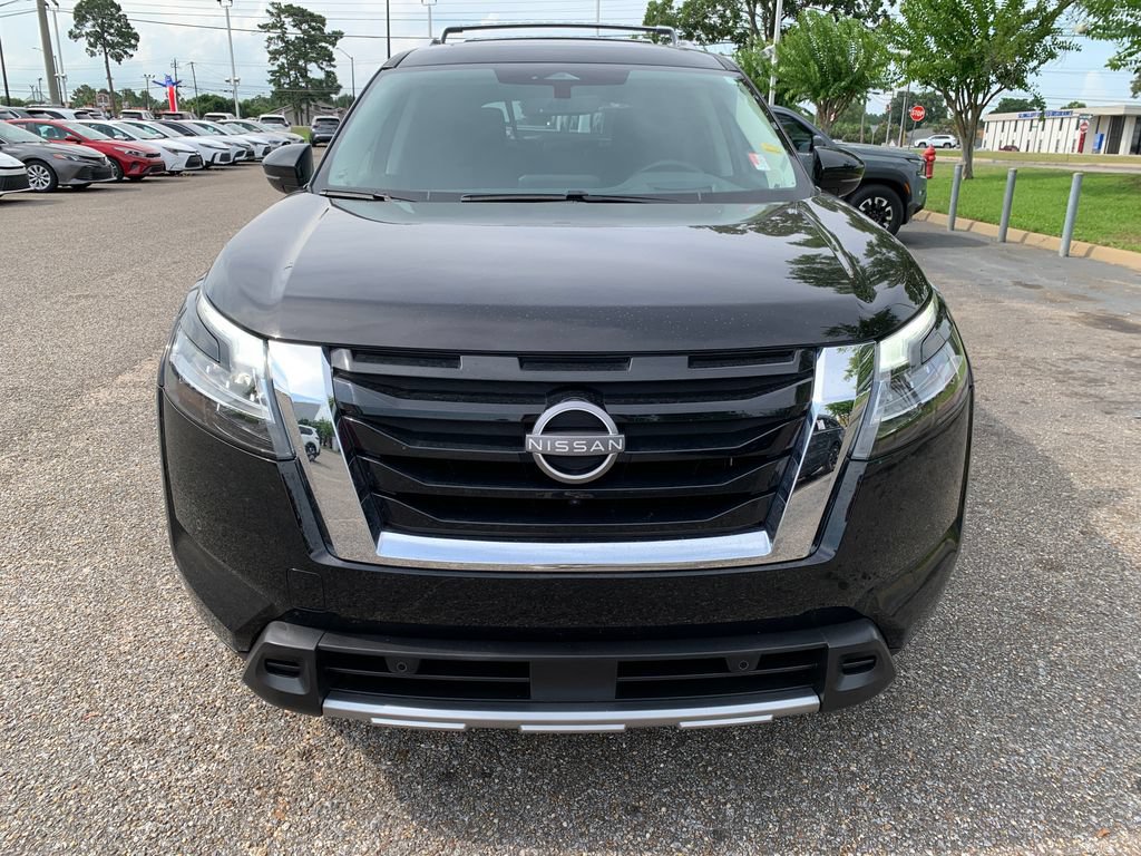 Used 2024 Nissan Pathfinder Platinum FWD image 3