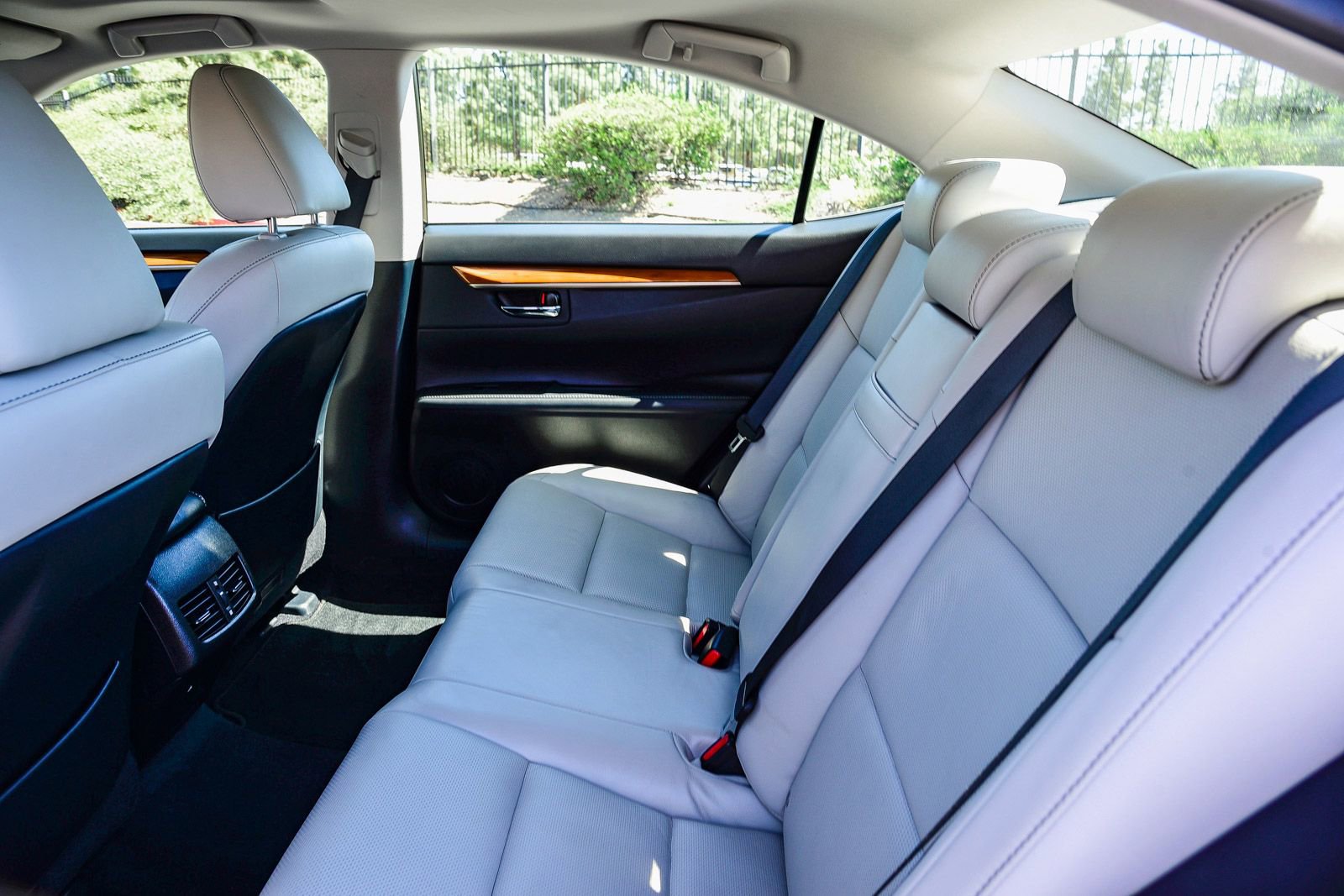 Used 2014 Lexus ES 300h w/ Luxury Package w/Bamboo Trim image 22