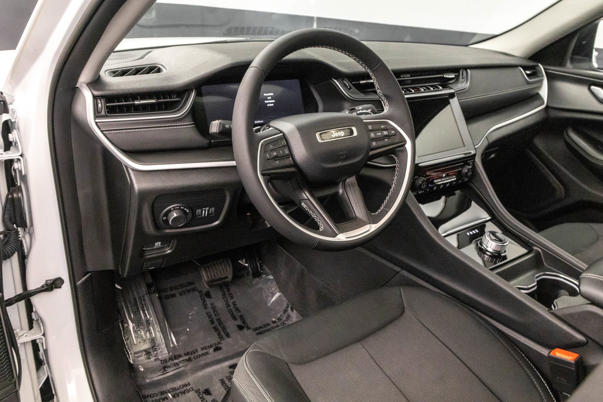 Used 2023 Jeep Grand Cherokee Laredo X image 5