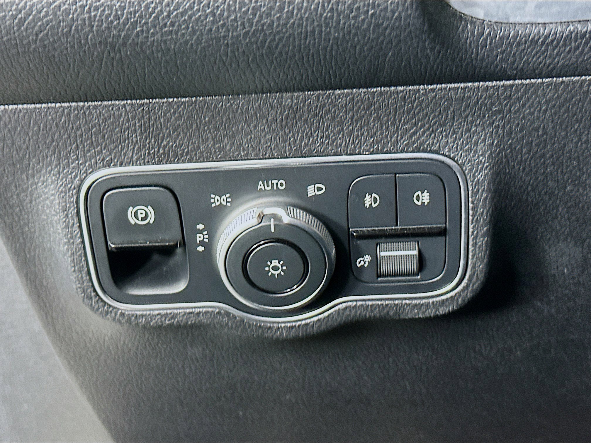 Used 2025 Mercedes-Benz GLB 250 4MATIC image 16