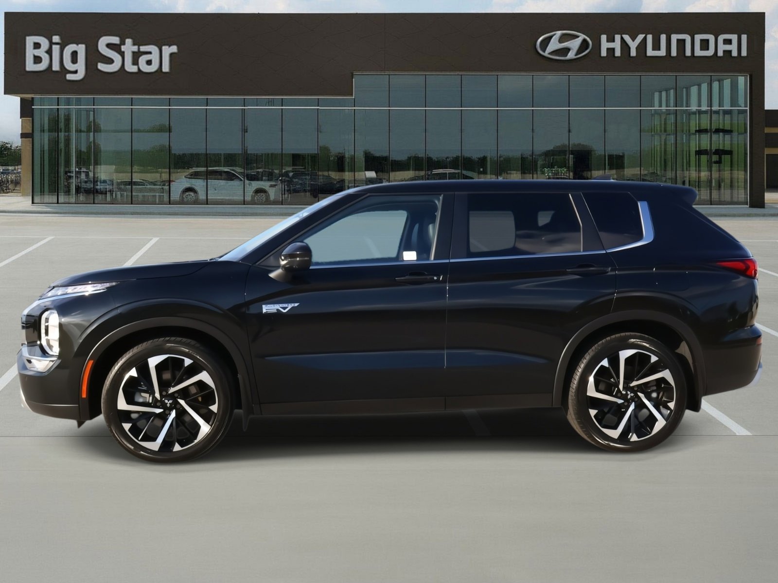 Used 2023 Mitsubishi Outlander SE image 2