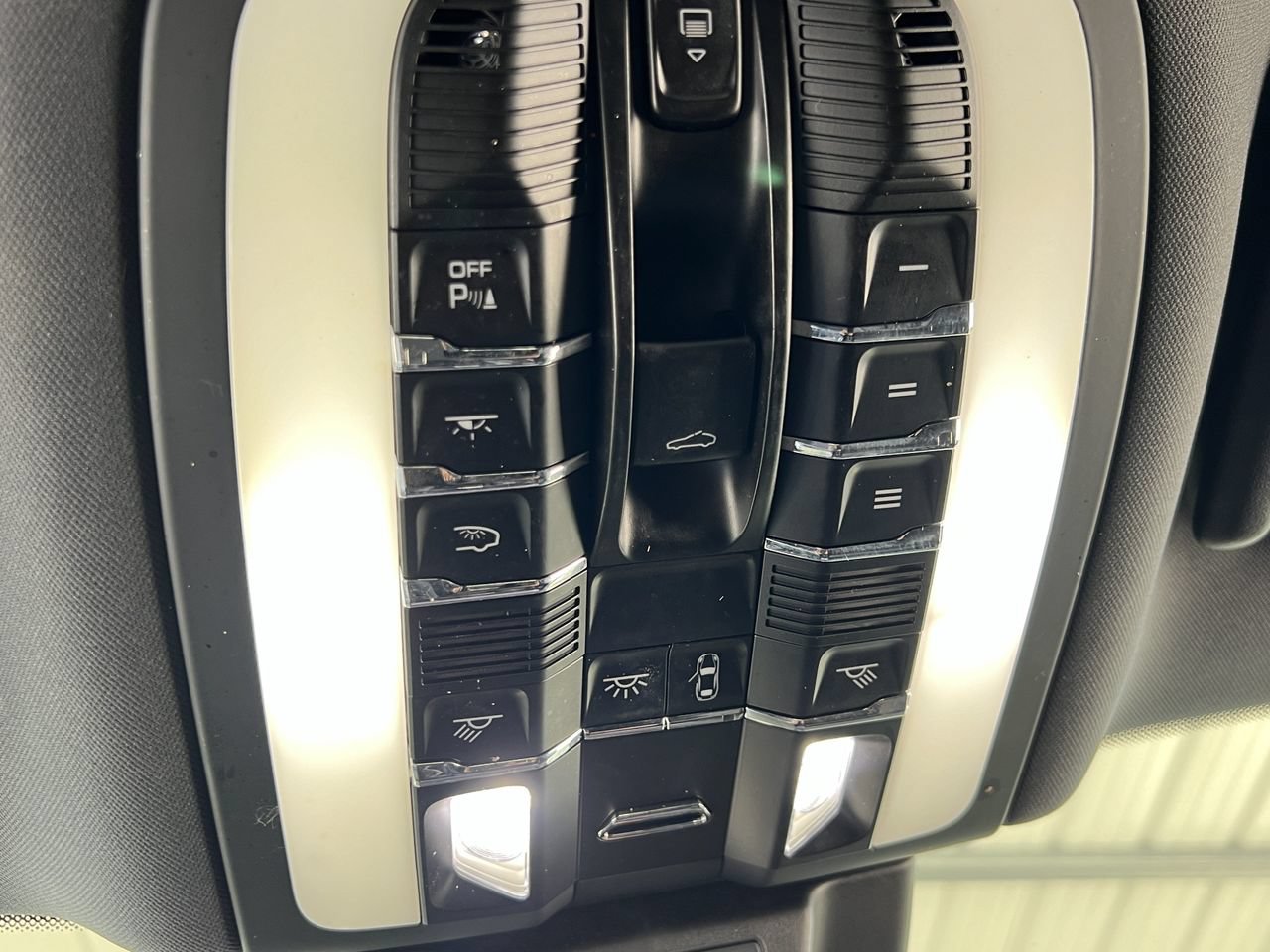 Used 2021 Porsche Macan AWD/4WD image 23