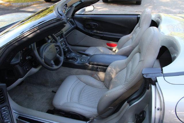 Used 2004 Chevrolet Corvette Convertible w/ Preferred Equipment Group RWD image 19