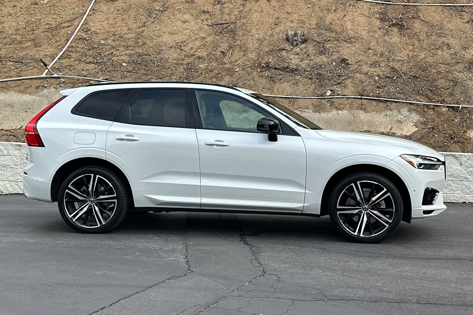 Used 2021 Volvo XC60 T8 R-Design w/ Advanced Package AWD/4WD image 3