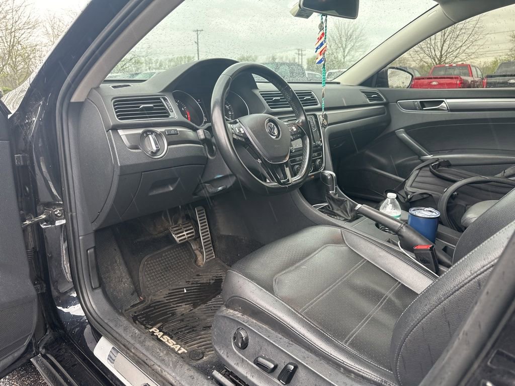 Used 2017 Volkswagen Passat 1.8T R-Line w/ R-Line Lighting Package image 5