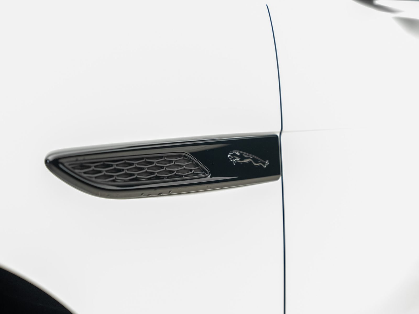 Used 2025 Jaguar F-PACE R-Dynamic S AWD/4WD image 27