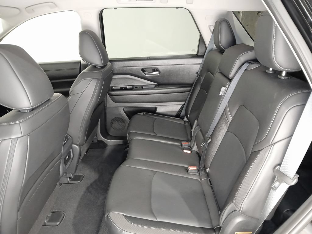 Used 2025 Nissan Pathfinder SL AWD/4WD image 12