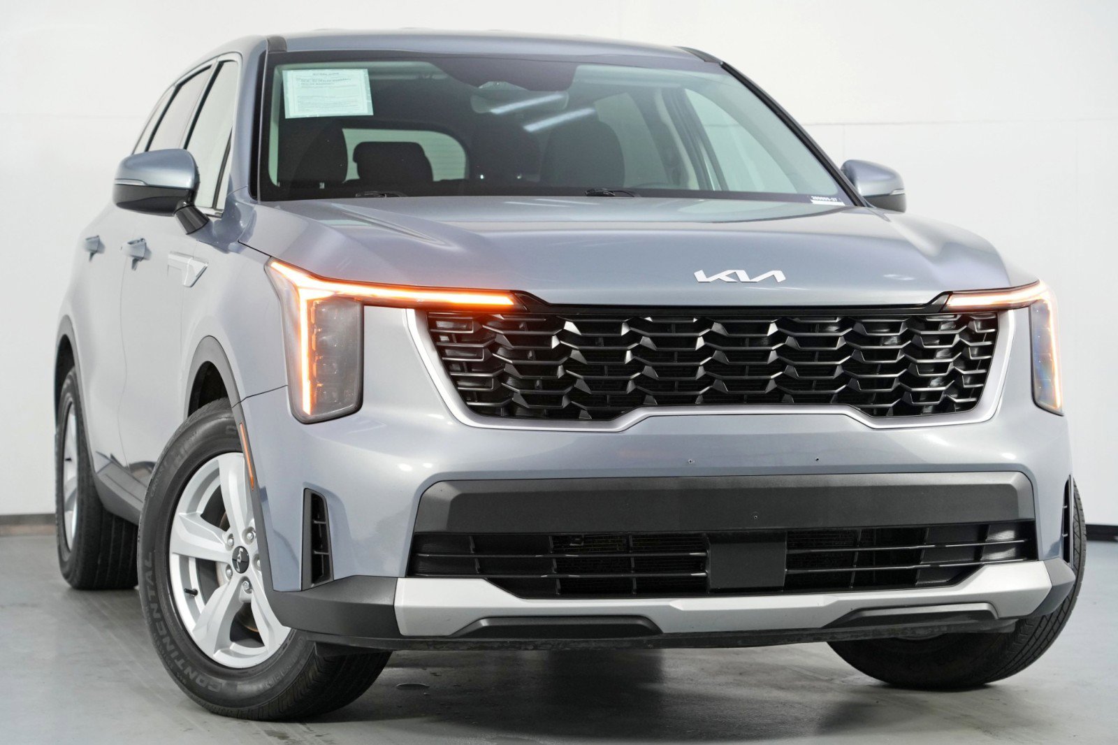 Used 2024 Kia Sorento LX image 2