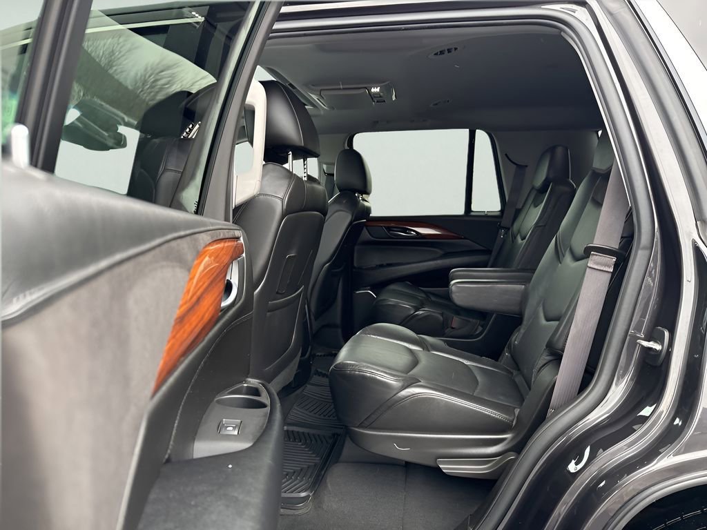 Used 2015 Cadillac Escalade Luxury image 24