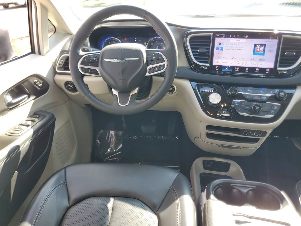 Used 2023 Chrysler Pacifica Touring-L FWD image 15