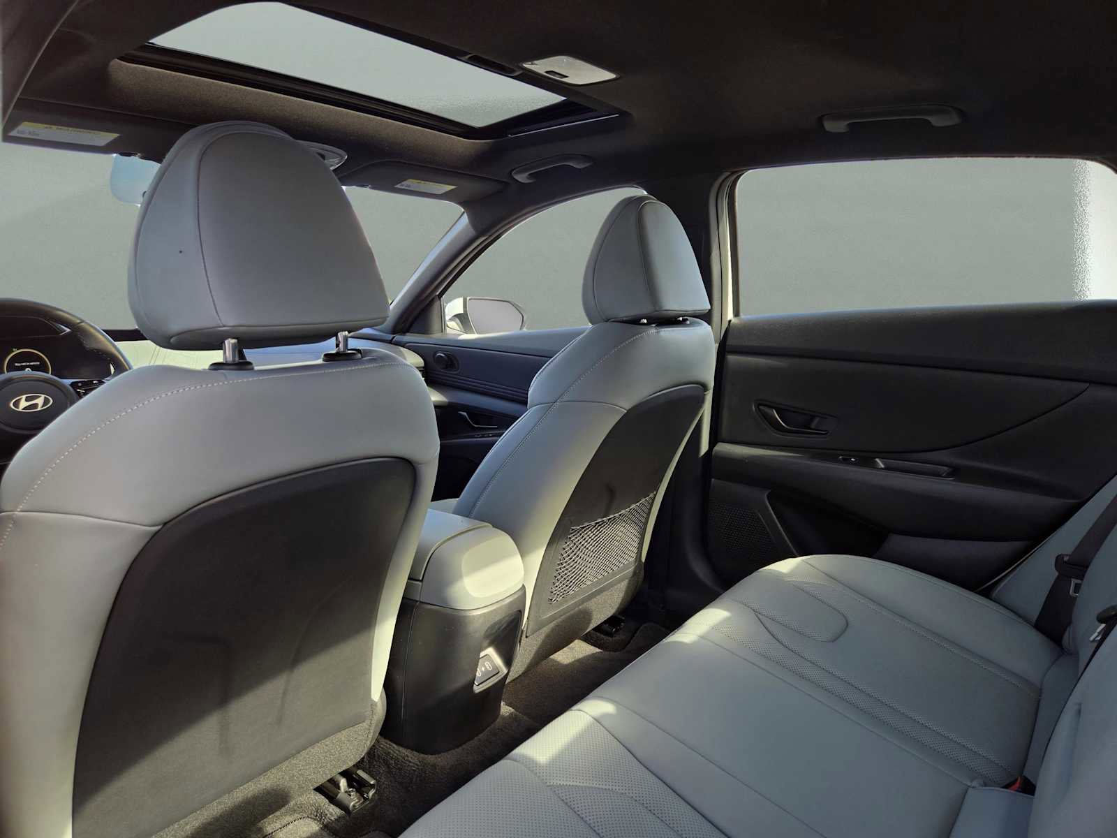 Used 2025 Hyundai Elantra Limited image 12