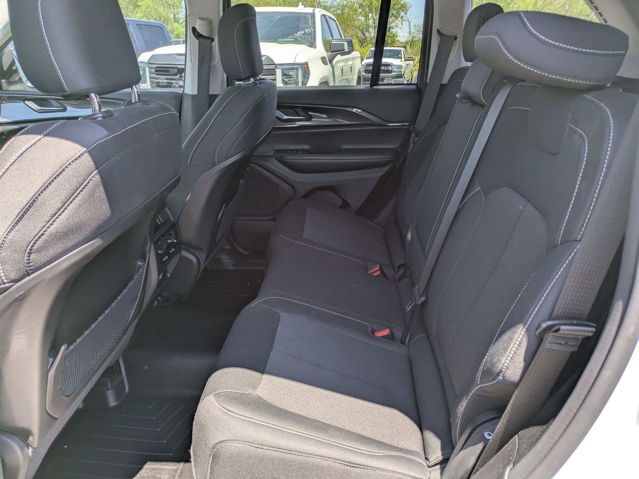 Used 2023 Jeep Grand Cherokee Laredo image 13