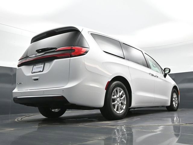 Used 2025 Chrysler Pacifica Select image 46