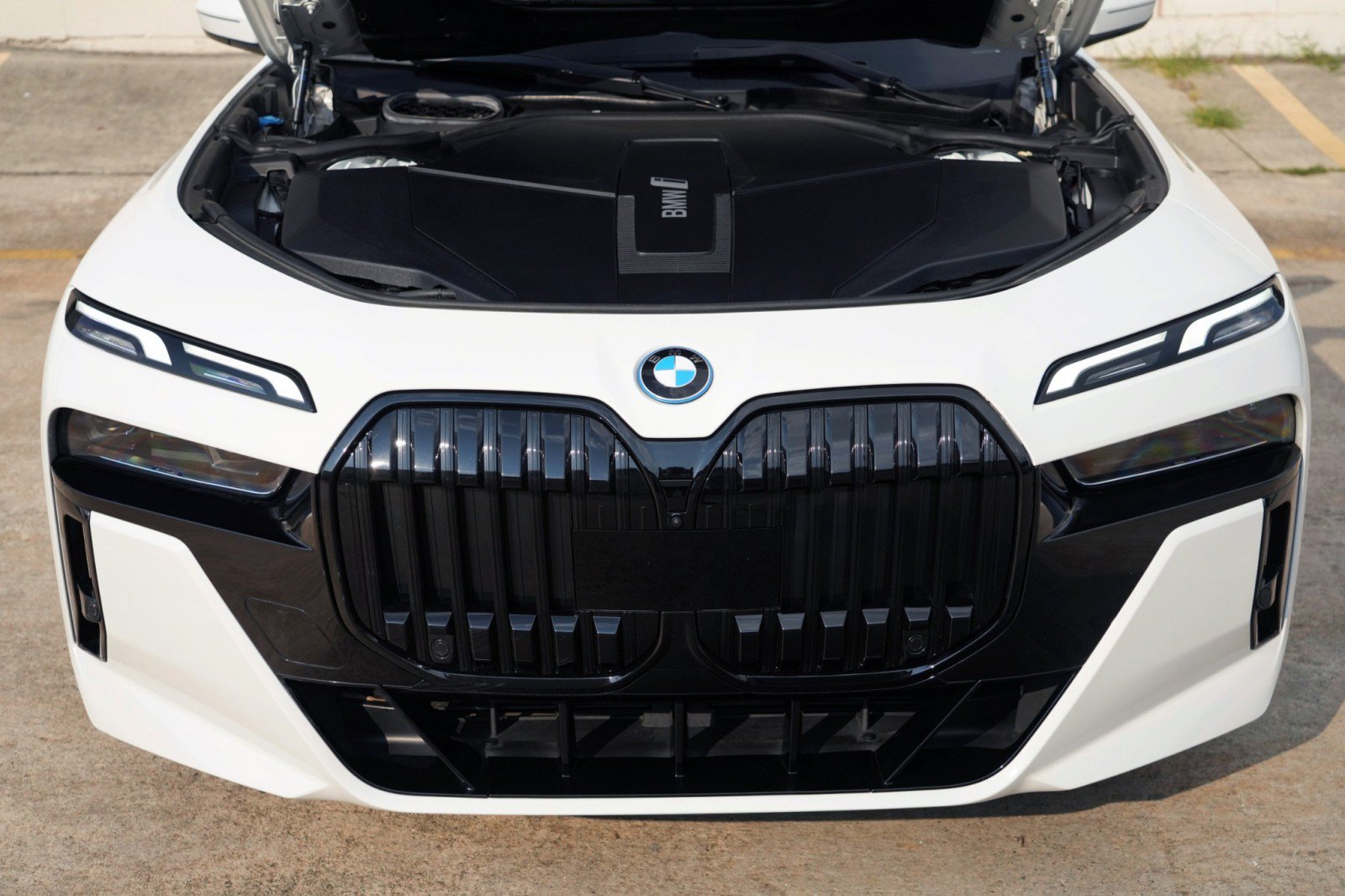 Used 2024 BMW i7 xDrive60 w/ Premium Package AWD/4WD image 7