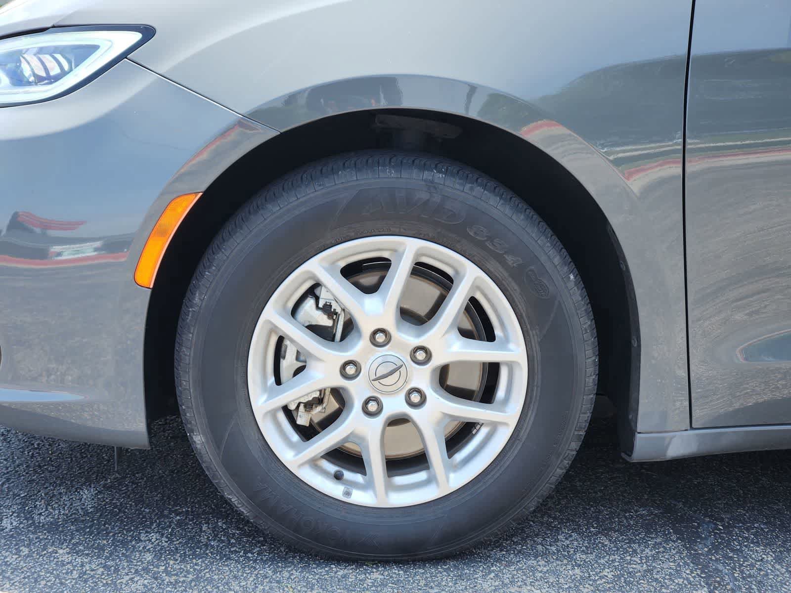 Used 2022 Chrysler Pacifica Touring-L FWD image 9