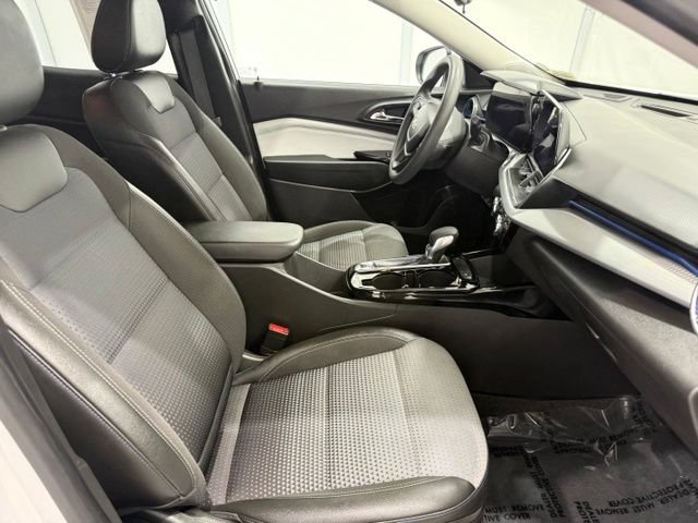 Used 2025 Chevrolet Trax LT FWD image 19