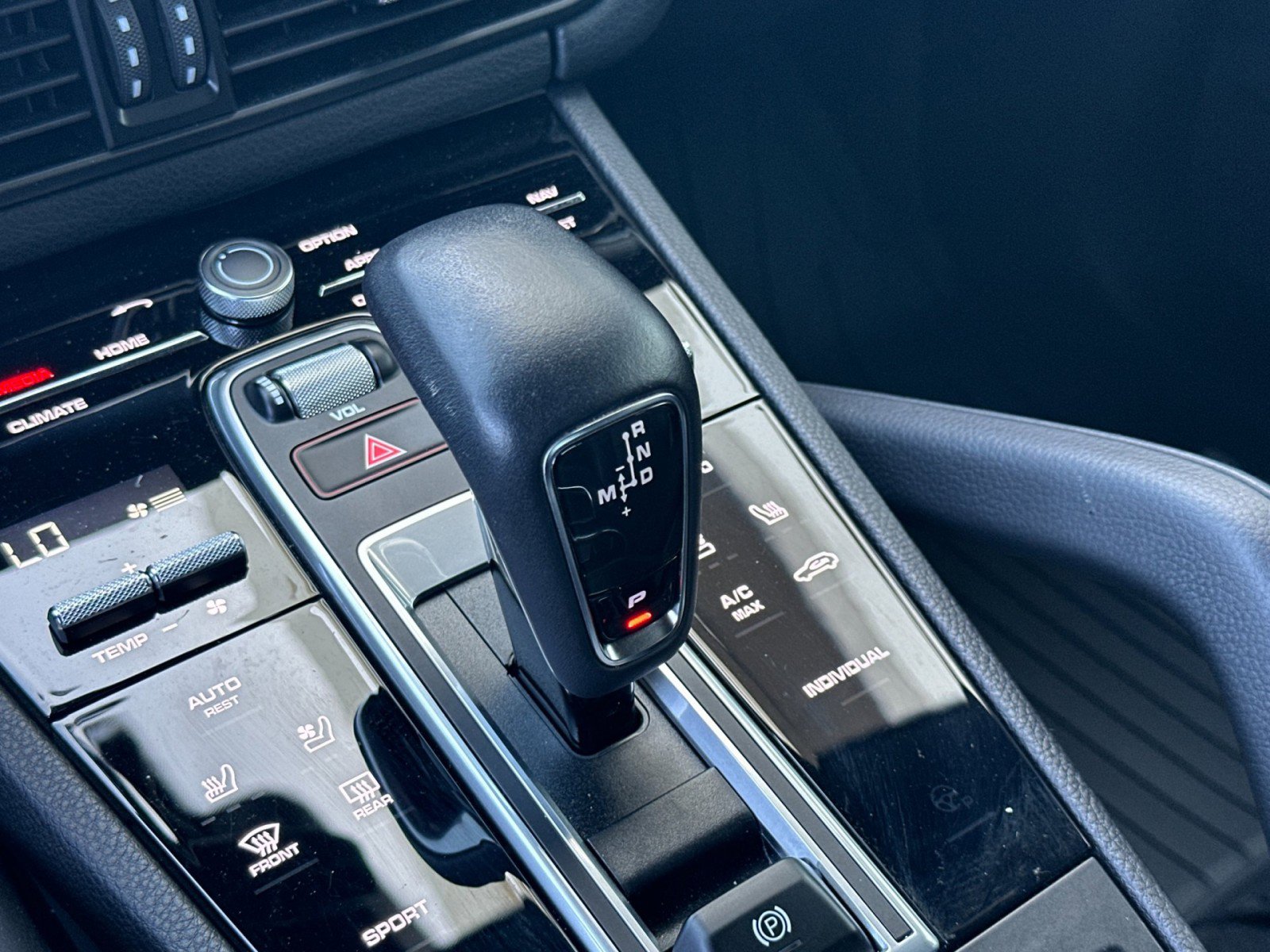 Used 2023 Porsche Cayenne Platinum Edition image 22