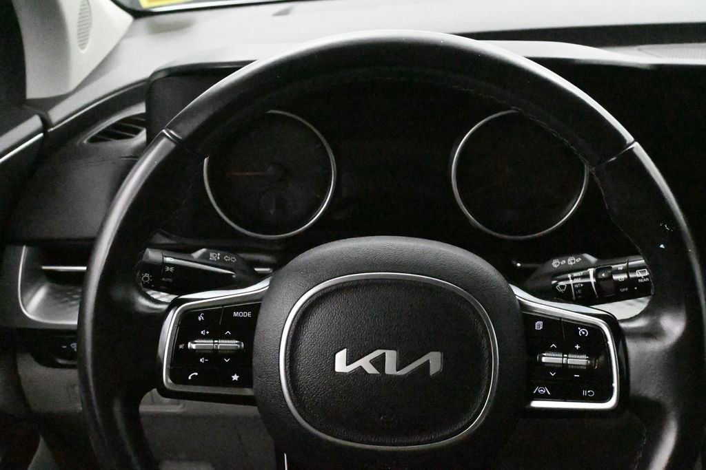 Used 2022 Kia Carnival LX FWD image 9