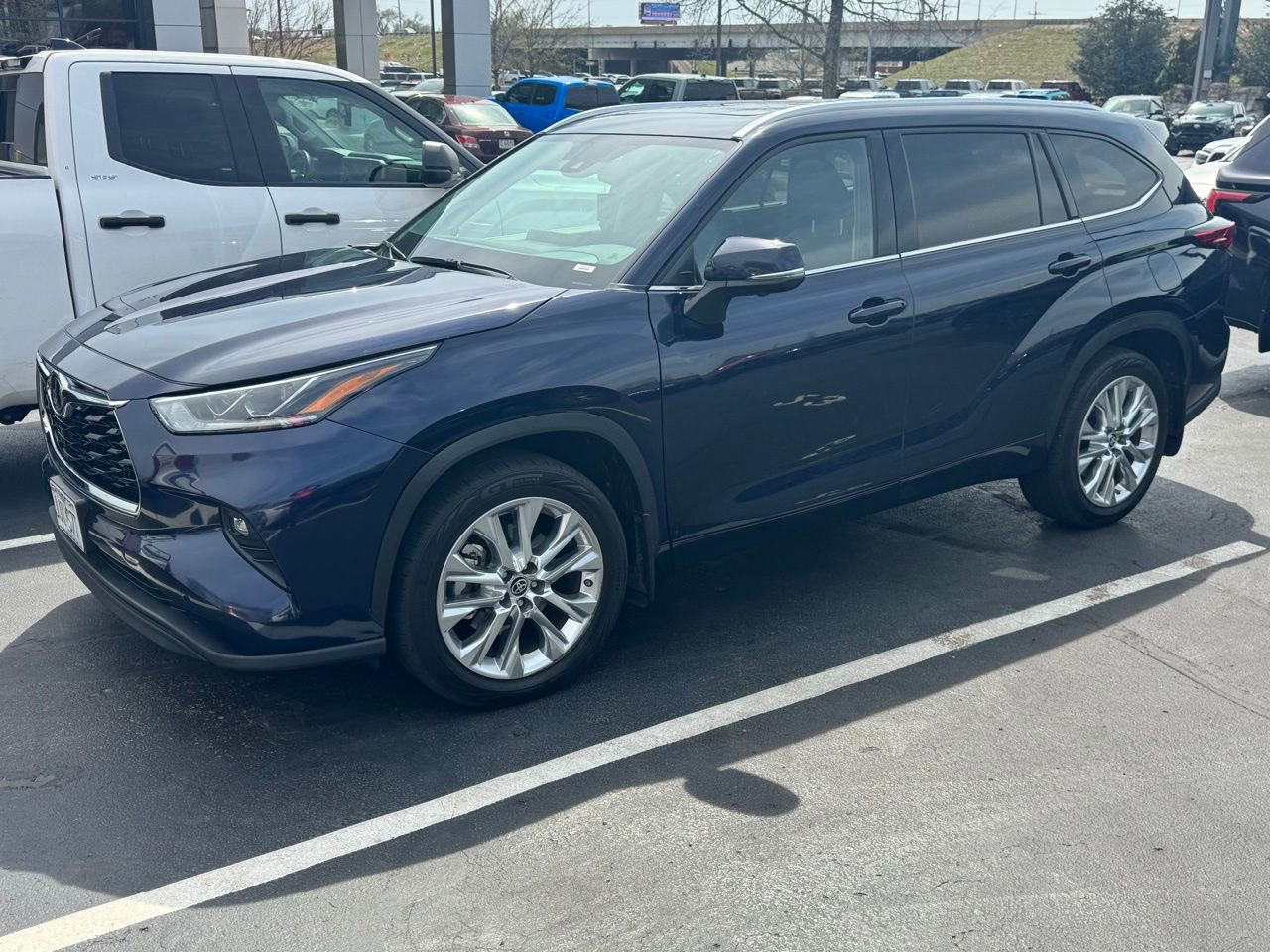 Used 2023 Toyota Highlander Limited image 3