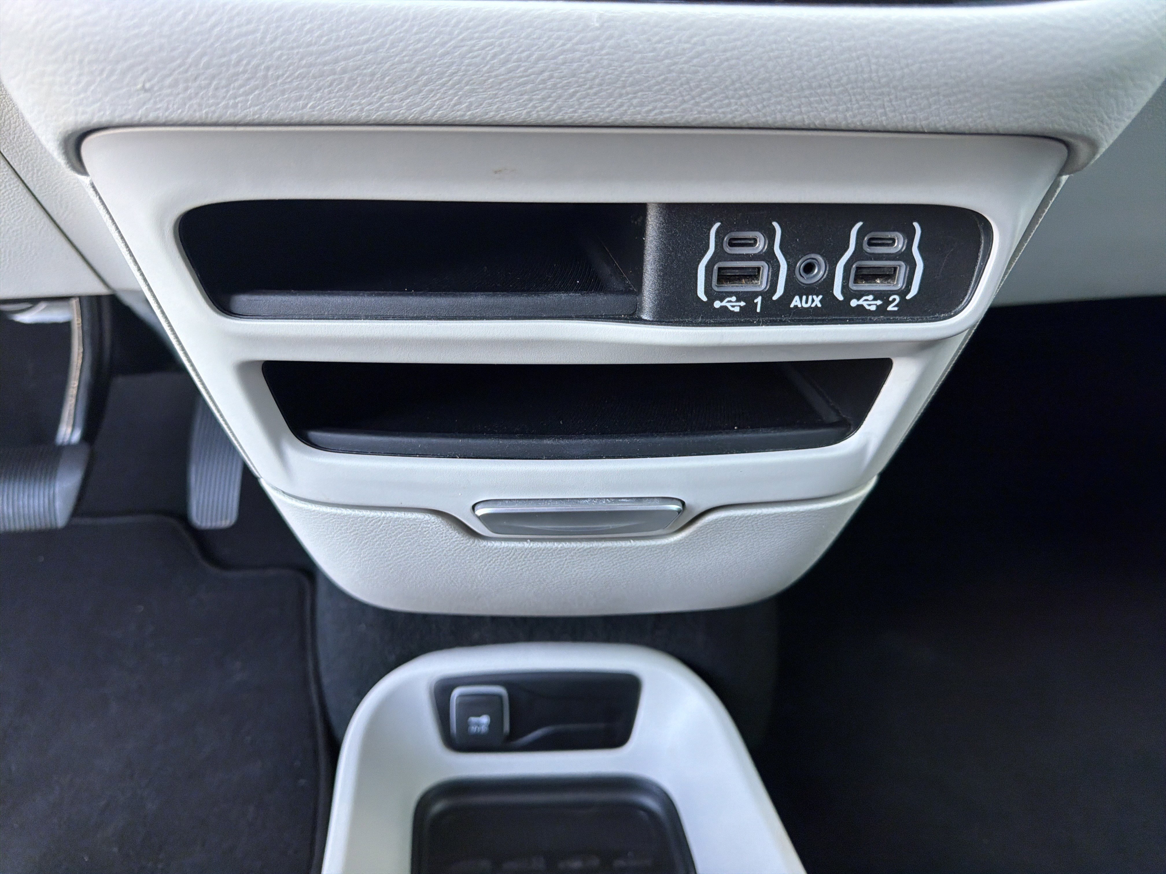 Used 2024 Chrysler Pacifica Touring-L FWD image 38