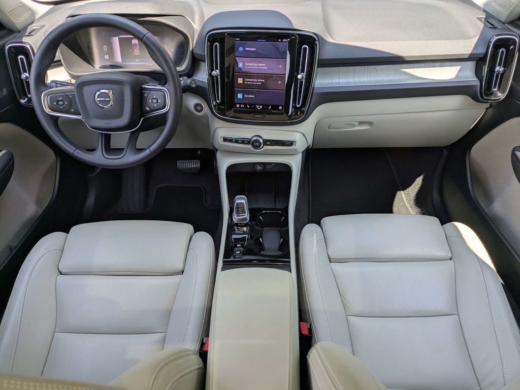 Certified 2025 Volvo XC40 B5 Plus AWD/4WD image 30