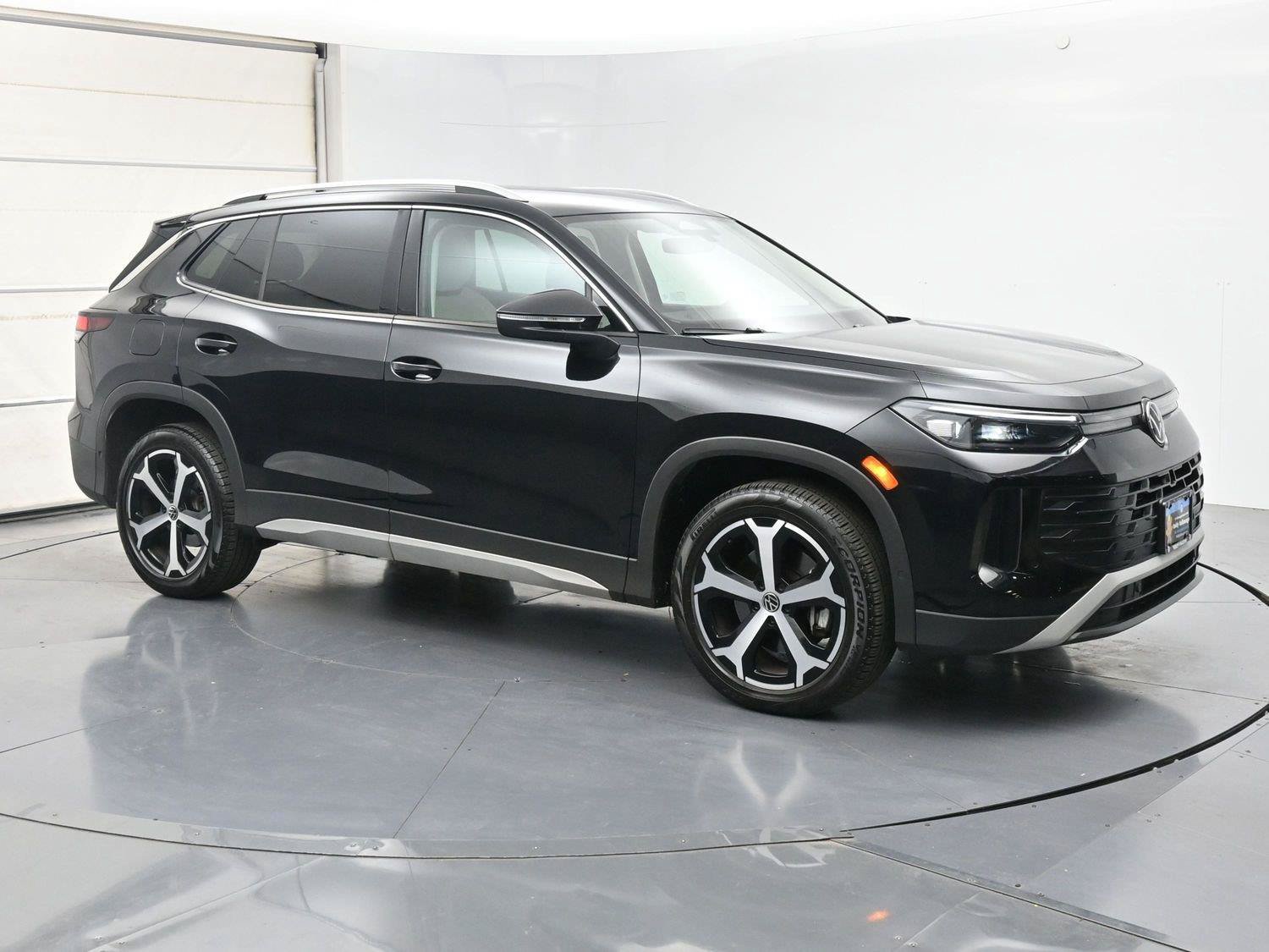 Used 2025 Volkswagen Tiguan SE AWD/4WD image 28