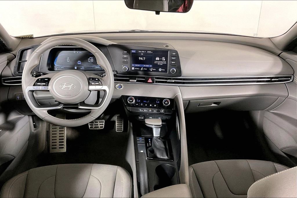 Used 2025 Hyundai Elantra Sport image 14