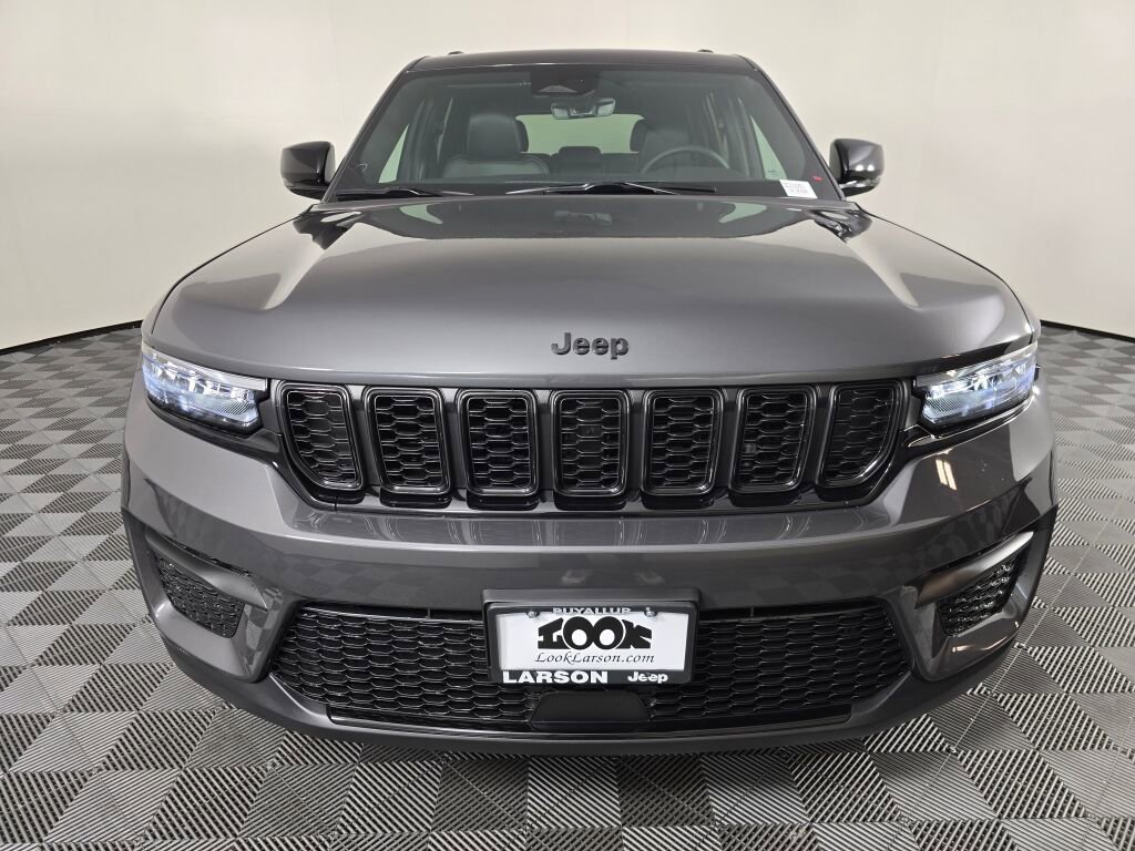 New 2025 Jeep Grand Cherokee Altitude image 9
