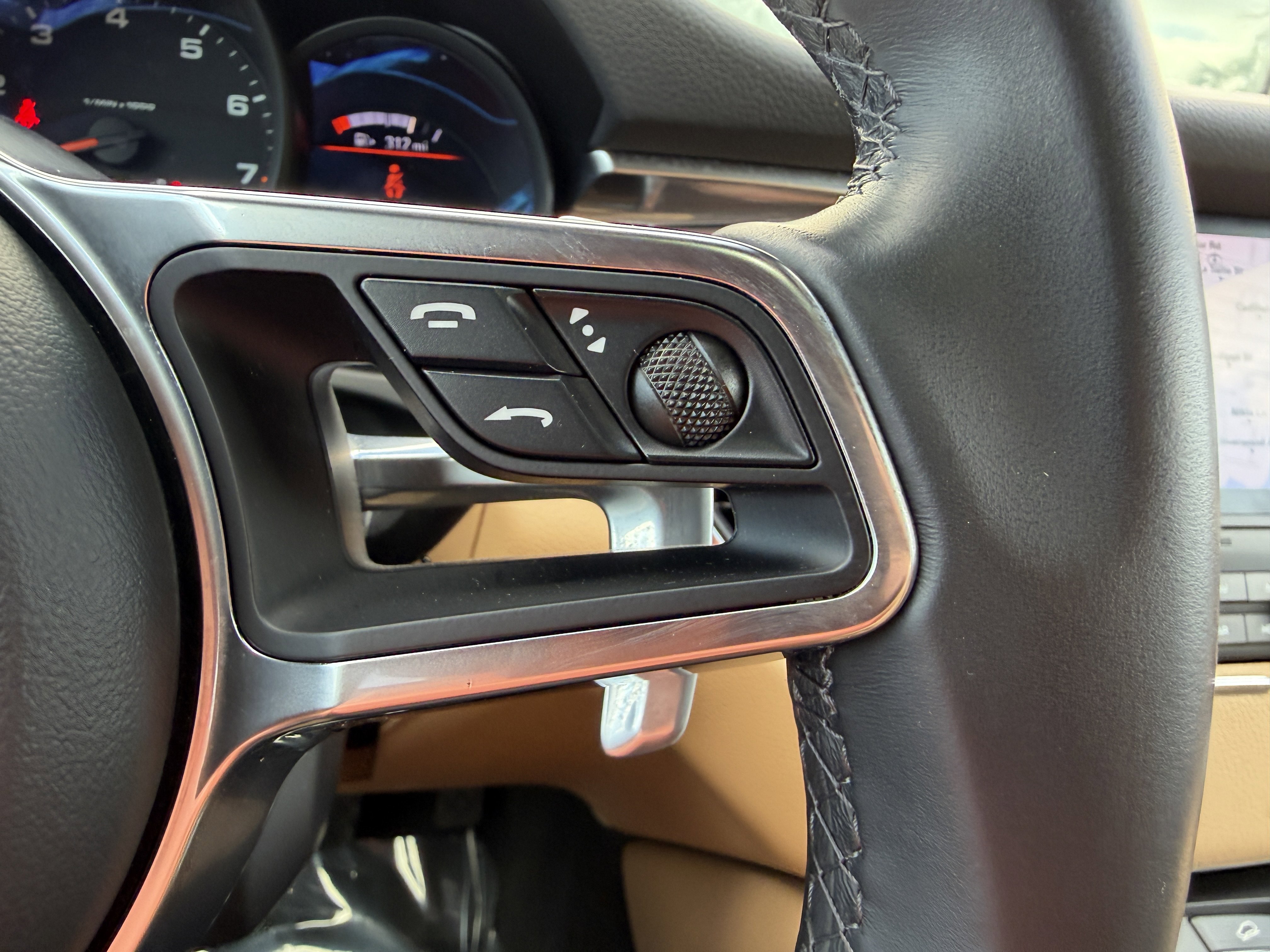 Certified 2018 Porsche Macan Sport Edition image 37