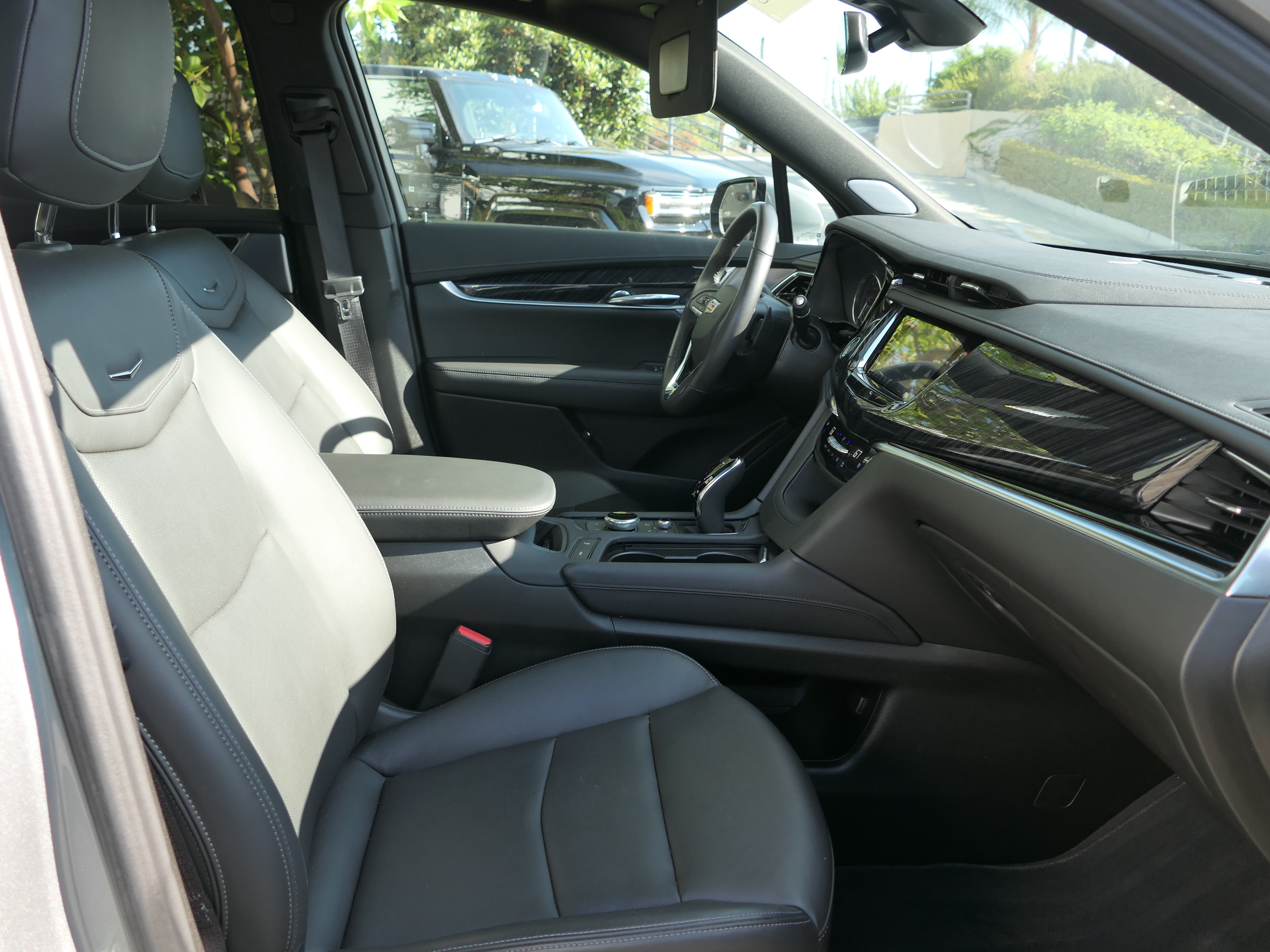 Certified 2025 Cadillac XT6 Premium Luxury FWD image 28