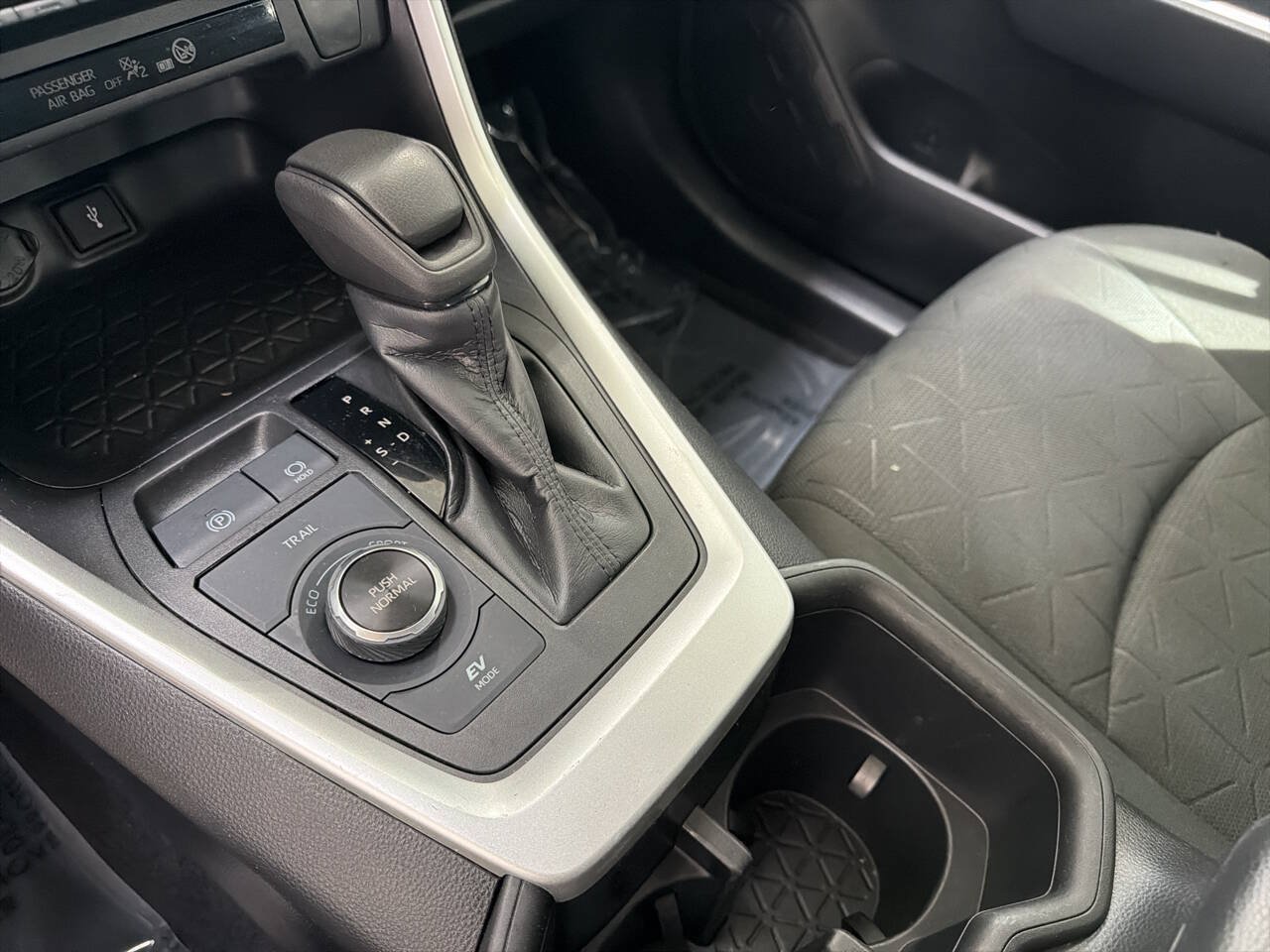 Used 2022 Toyota RAV4 XLE AWD/4WD image 10