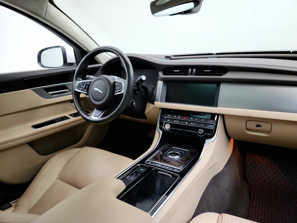 Used 2020 Jaguar XF Prestige image 25