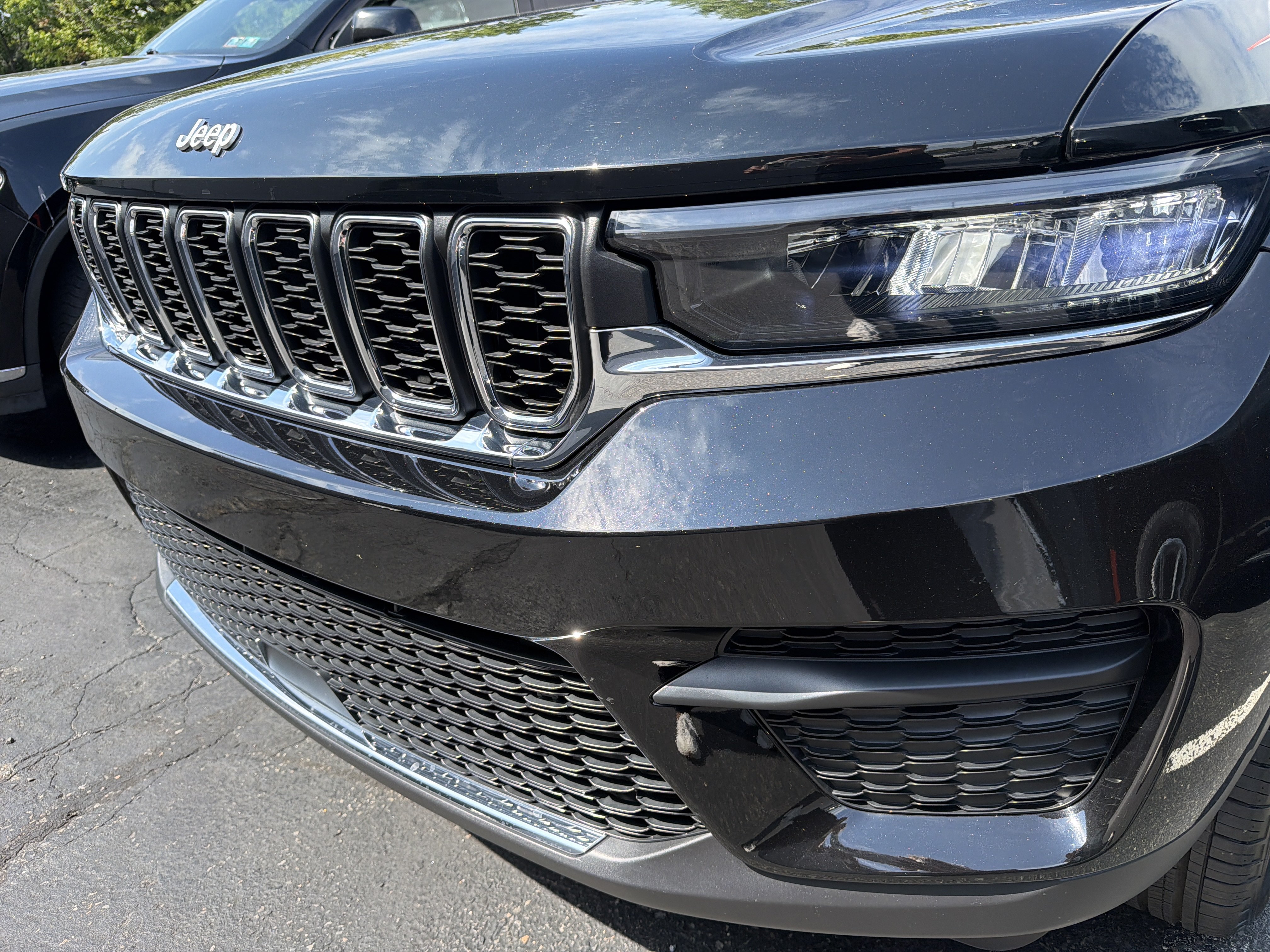 Used 2025 Jeep Grand Cherokee Laredo X w/ Luxury Tech Group I AWD/4WD image 4