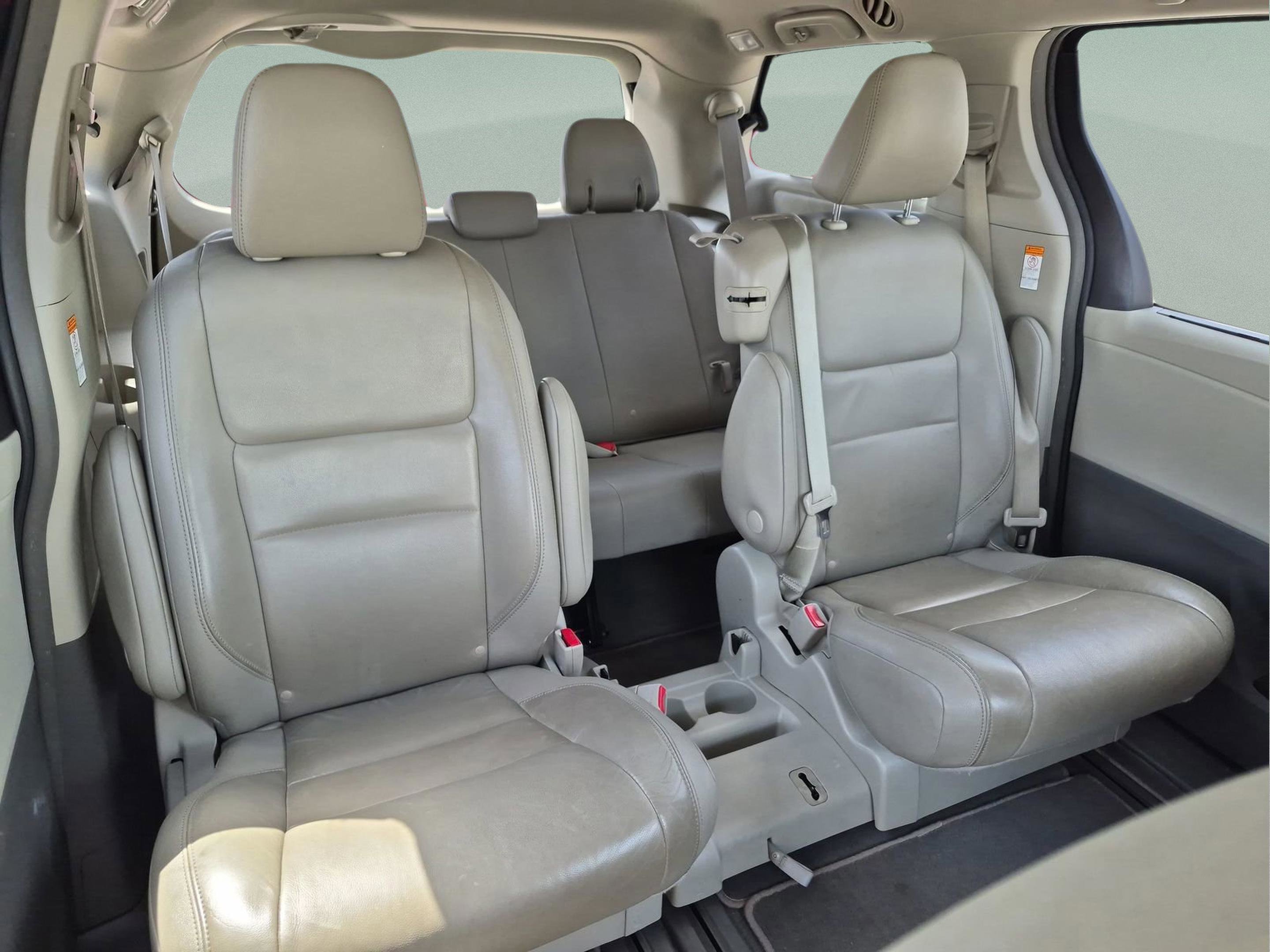 Used 2019 Toyota Sienna XLE w/ XLE Navigation Package FWD image 15