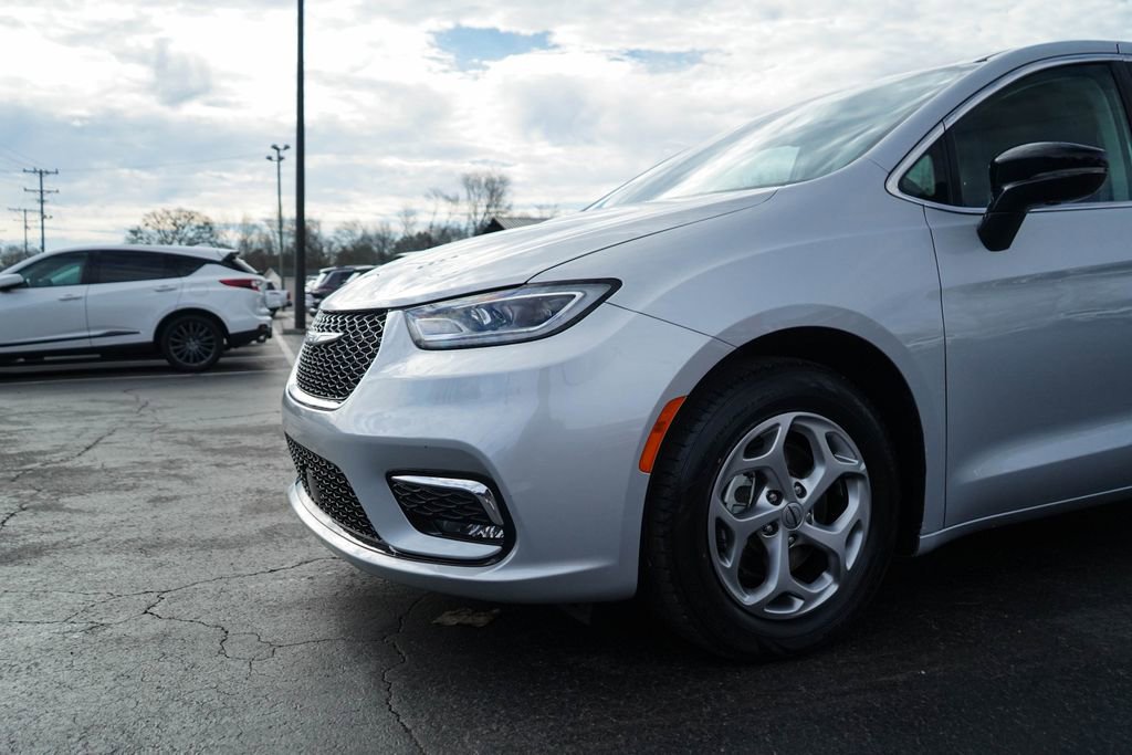 Used 2024 Chrysler Pacifica Limited image 10