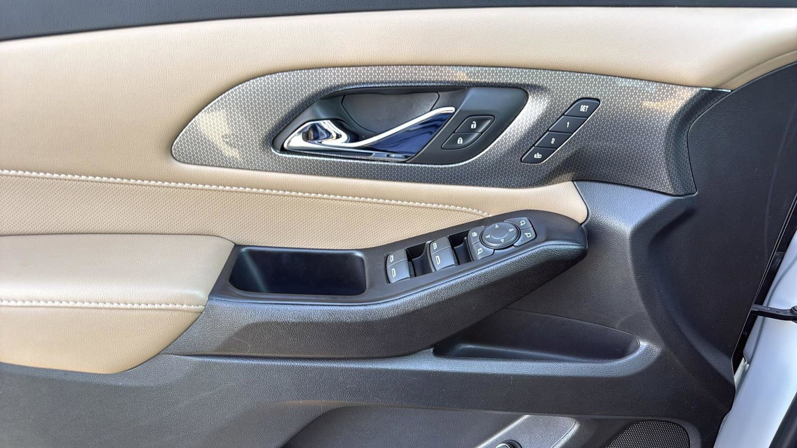 Used 2023 Chevrolet Traverse Premier image 12