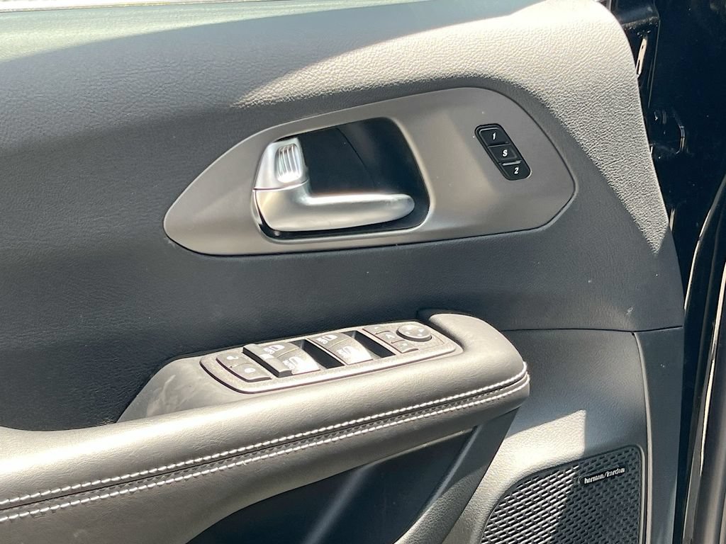 New 2027 Chrysler Pacifica Limited FWD image 18
