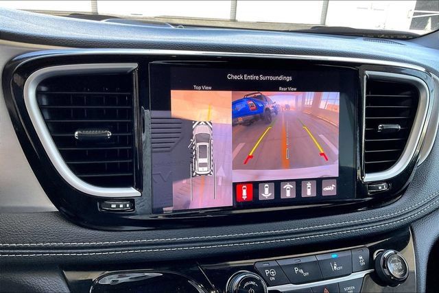 Used 2023 Chrysler Pacifica Limited w/ Uconnect Theater Family Group FWD image 21