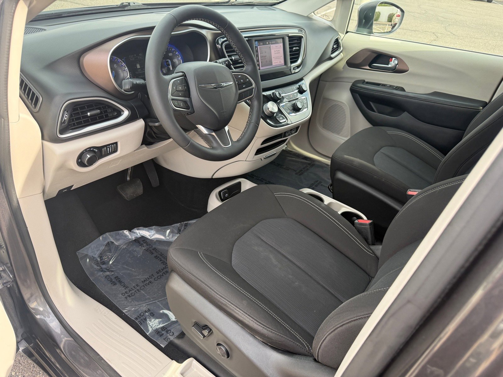 Used 2022 Chrysler Voyager LX image 12