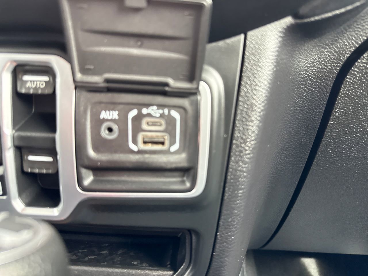 Used 2018 Jeep Wrangler Unlimited Sahara w/ Uconnect 4C Nav & Sound Group image 29