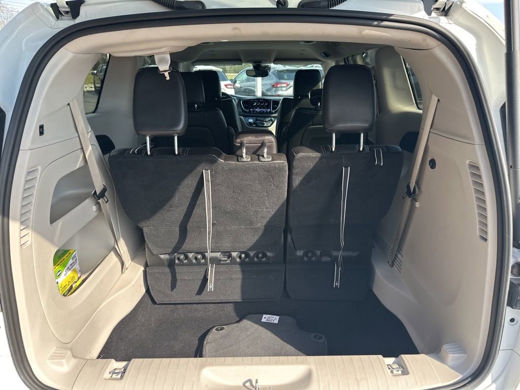 Used 2023 Chrysler Pacifica Touring-L FWD image 10