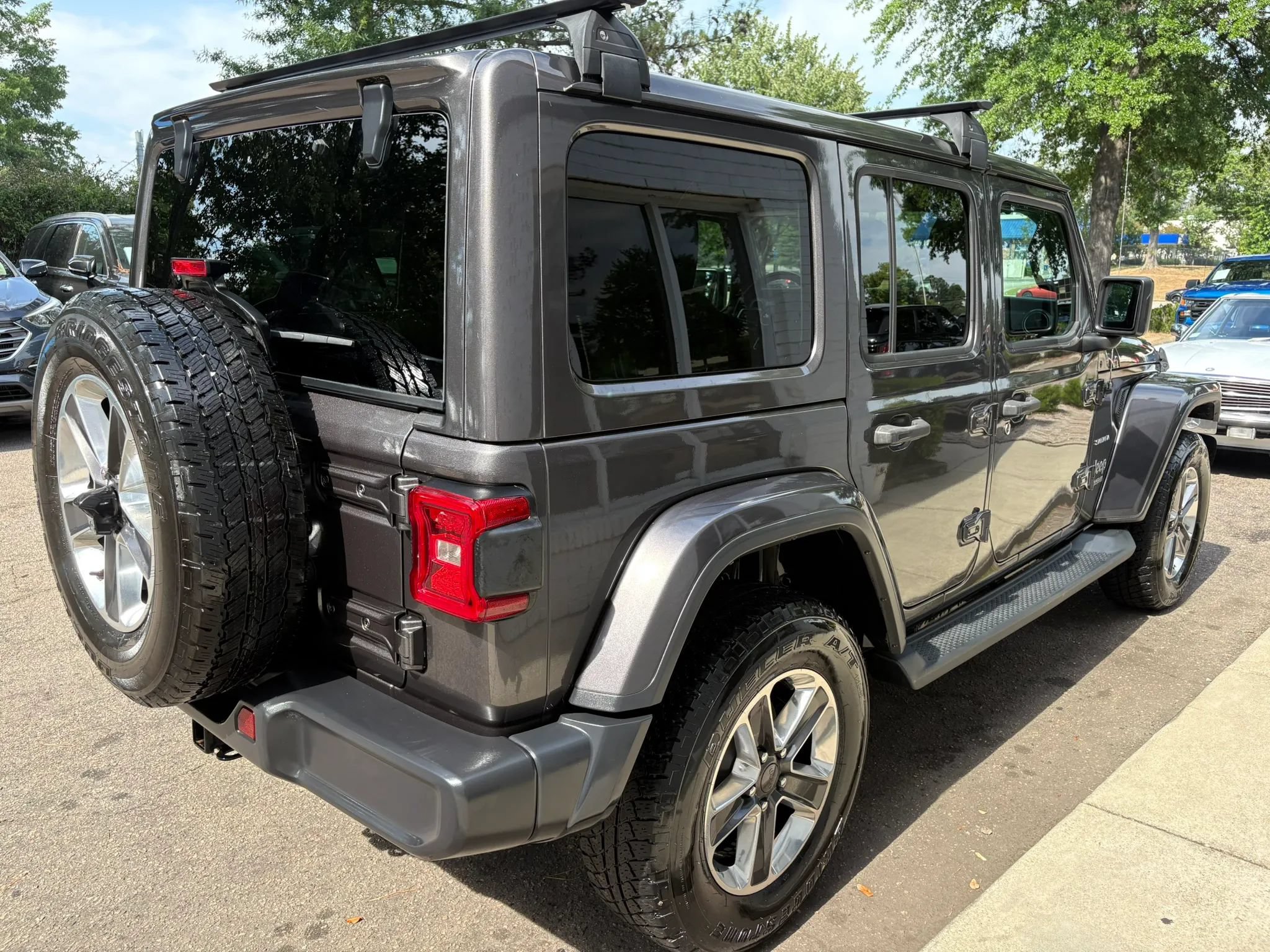 Used 2019 Jeep Wrangler Unlimited Sahara w/ LED Lighting Group AWD/4WD image 5