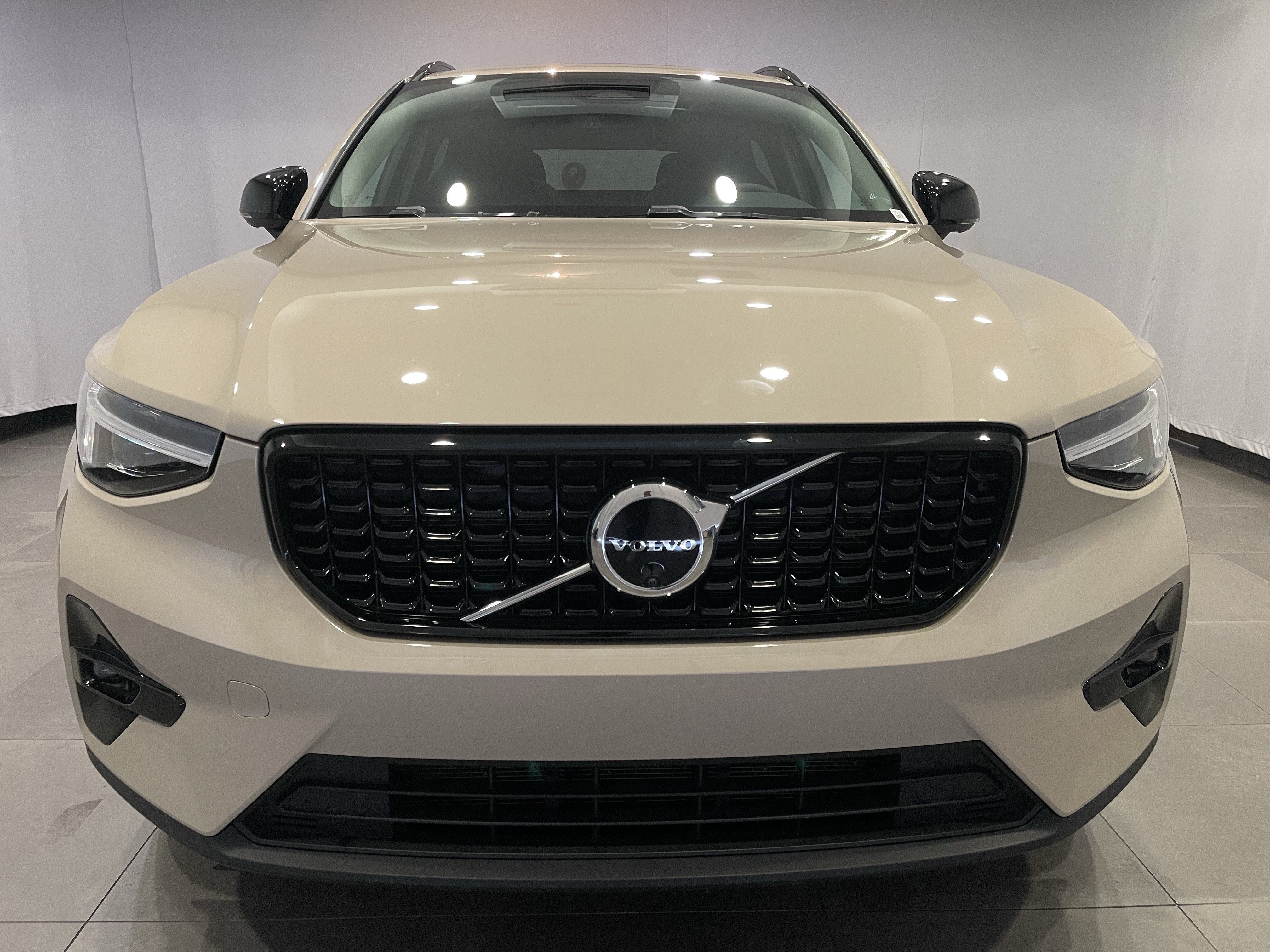 Used 2025 Volvo XC40 B5 Plus w/ Climate Package AWD/4WD video 2