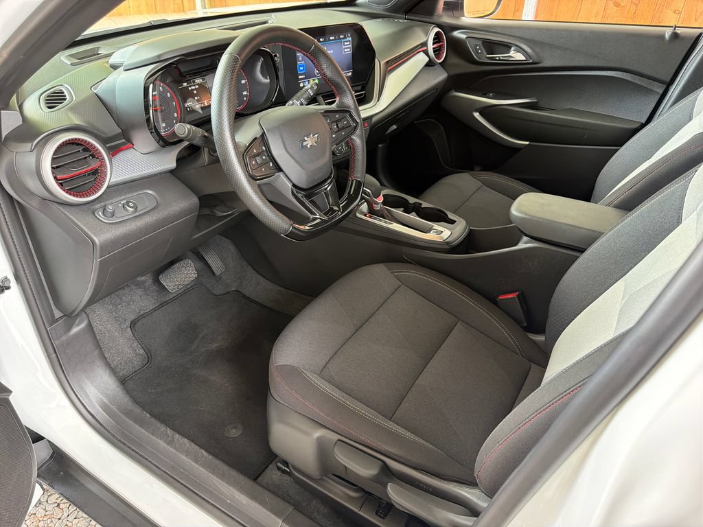 Used 2026 Chevrolet Trax RS FWD image 2